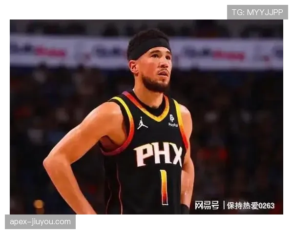 德文·布克打完球直接拎着纸袋炸鸡走了，旁边那桌人比看比赛还认真