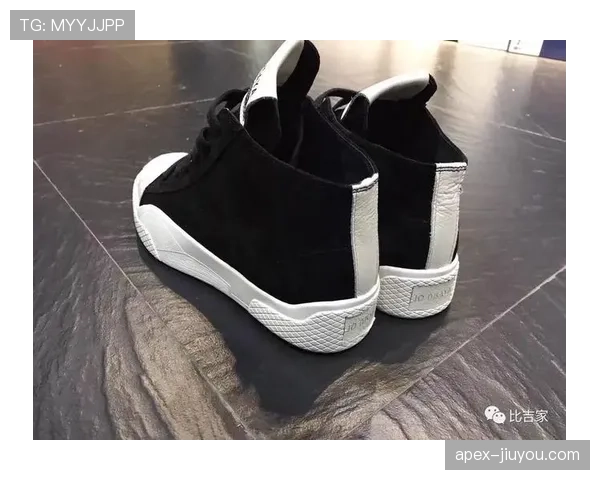 拉菲尼亚这生活咋跟普通人反着走，出门带的包比我家装修费还夸张！